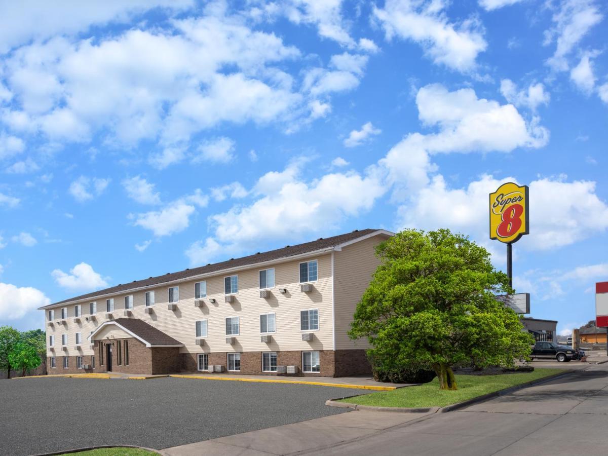 Super 8 By Wyndham Clinton Hotell Eksteriør bilde