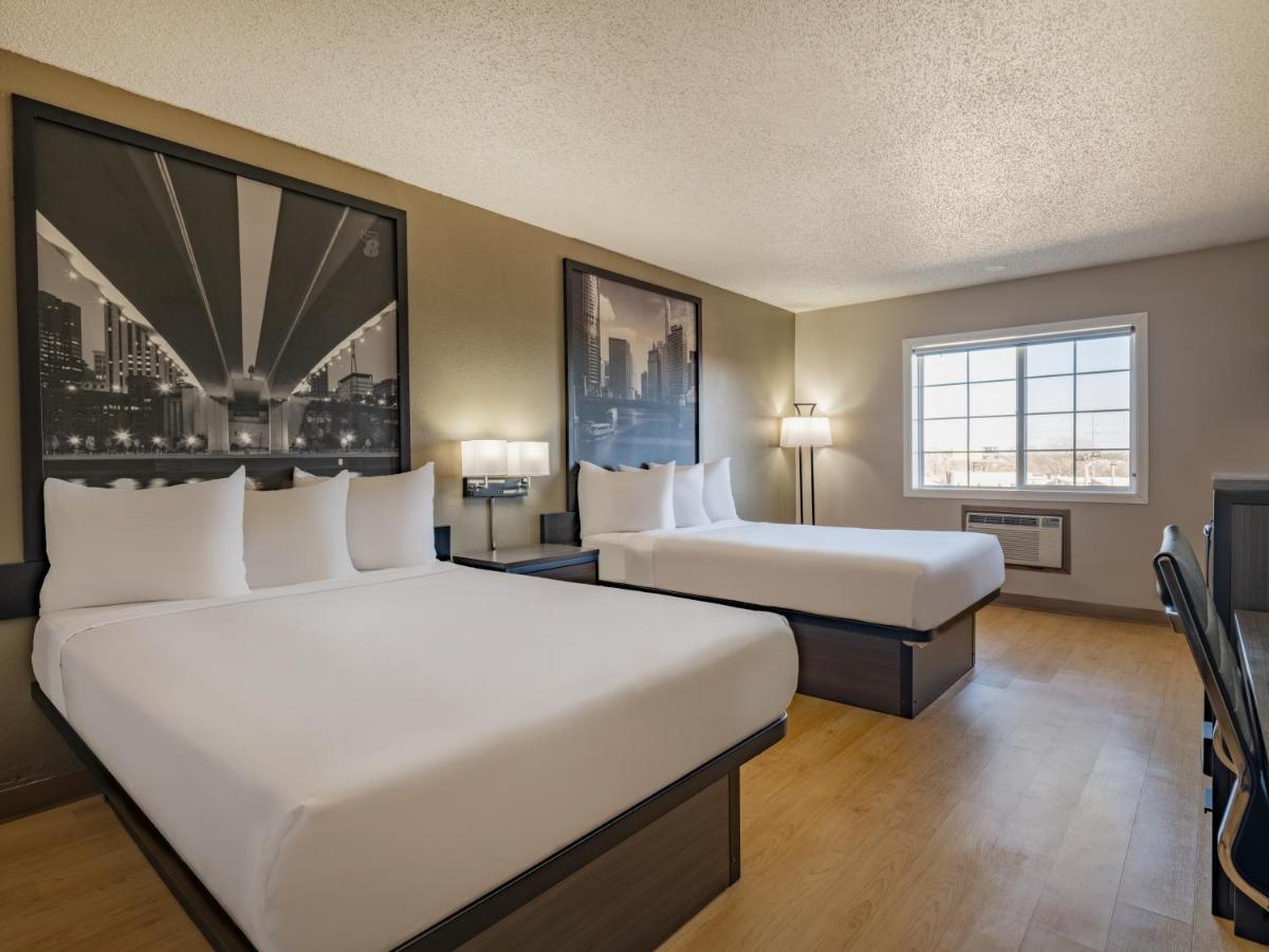 Super 8 By Wyndham Clinton Hotell Eksteriør bilde