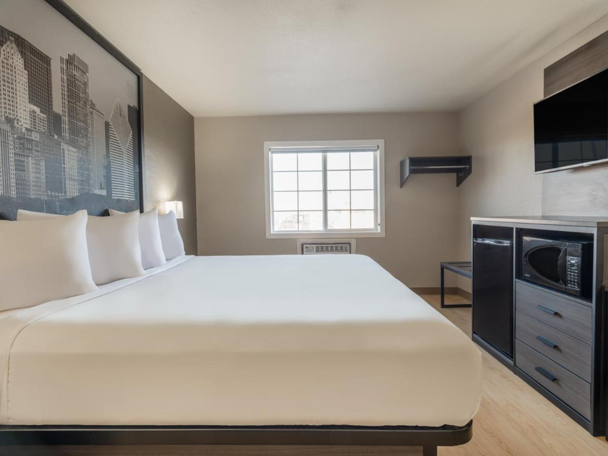 Super 8 By Wyndham Clinton Hotell Eksteriør bilde