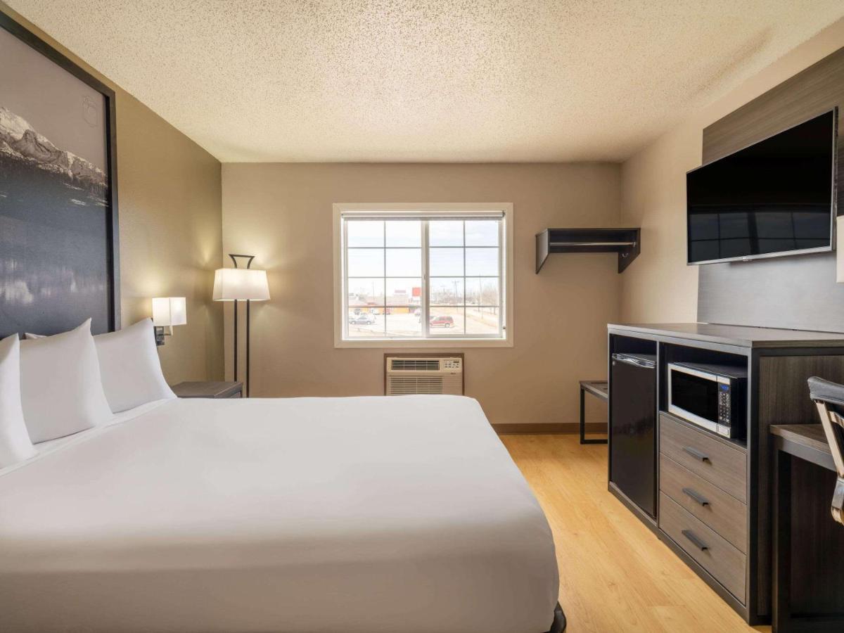 Super 8 By Wyndham Clinton Hotell Eksteriør bilde