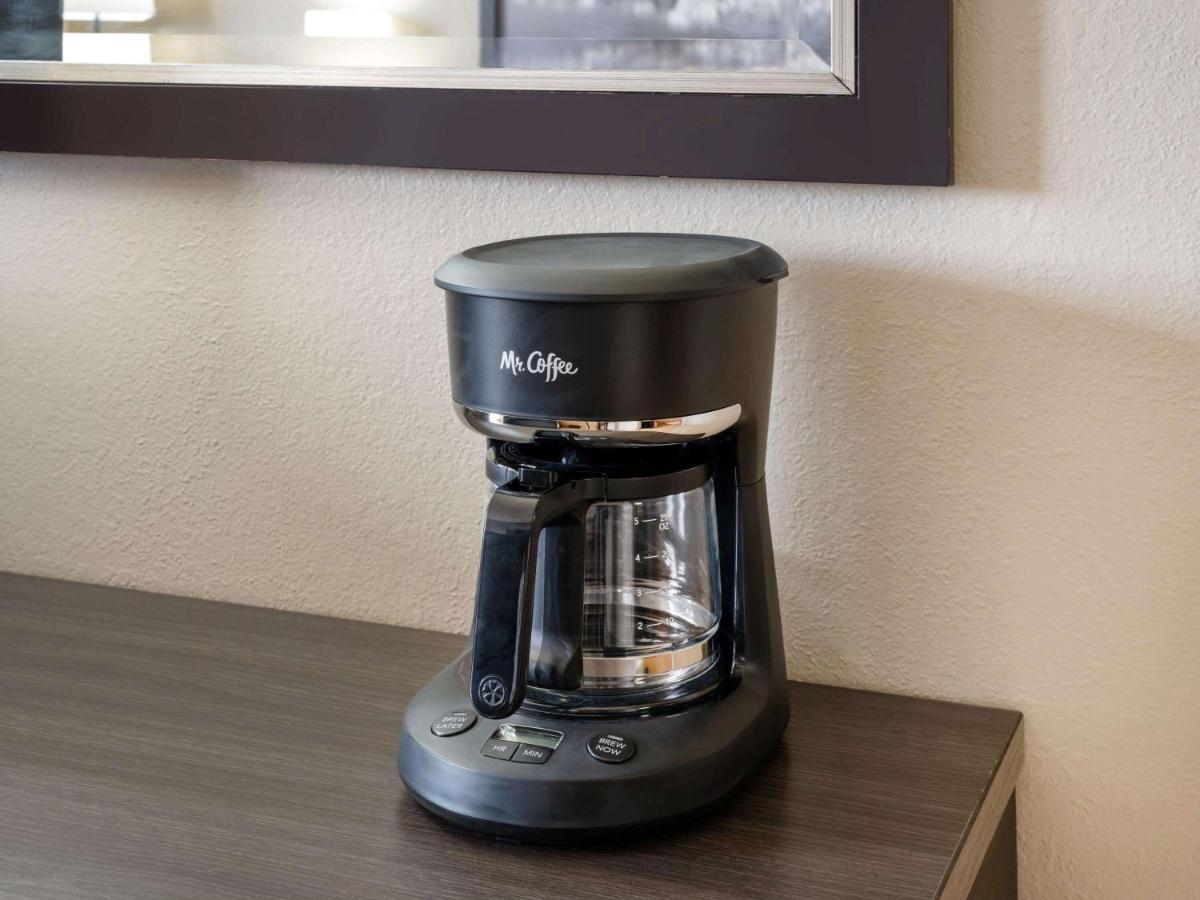 Super 8 By Wyndham Clinton Hotell Eksteriør bilde