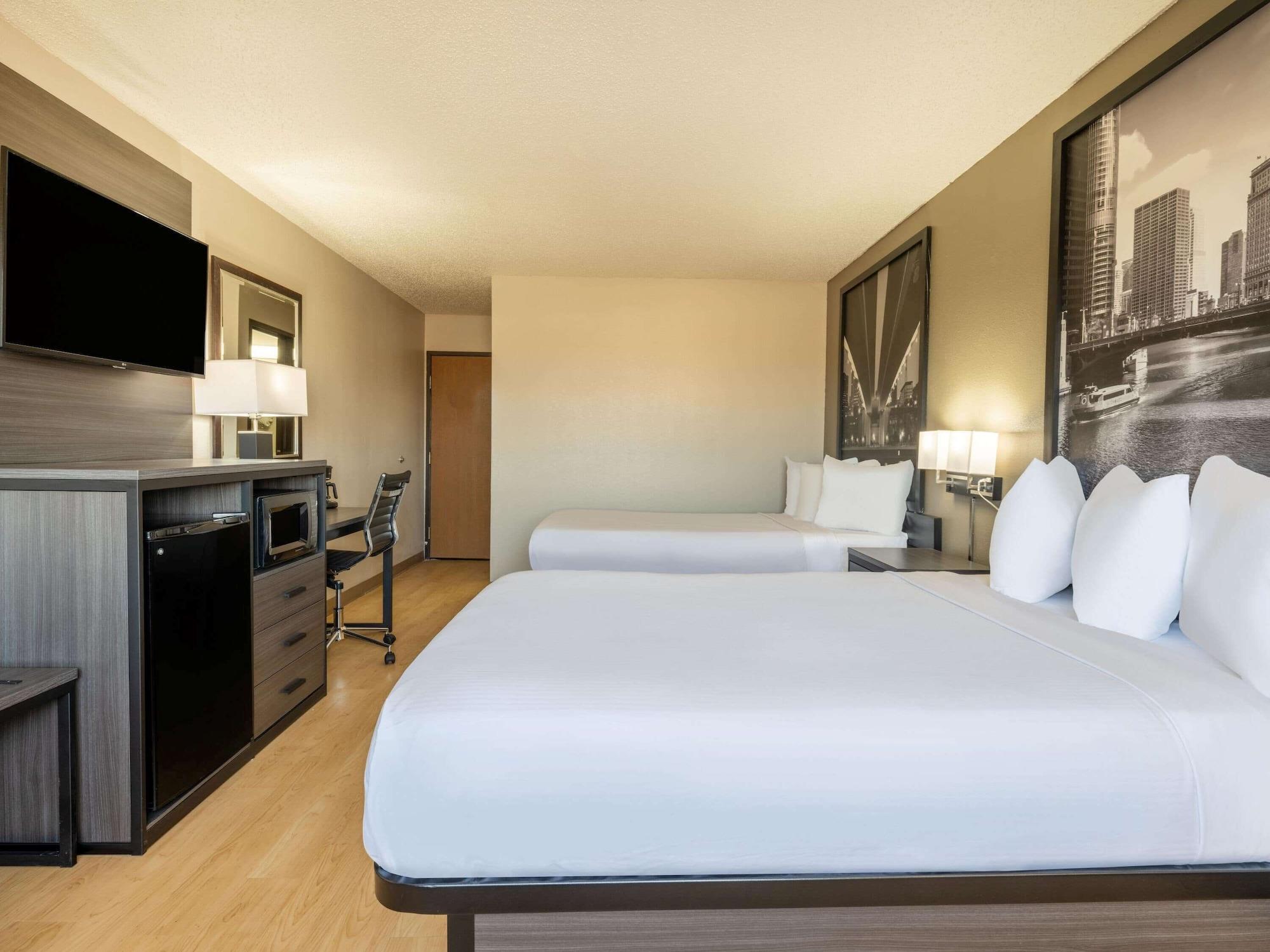 Super 8 By Wyndham Clinton Hotell Eksteriør bilde