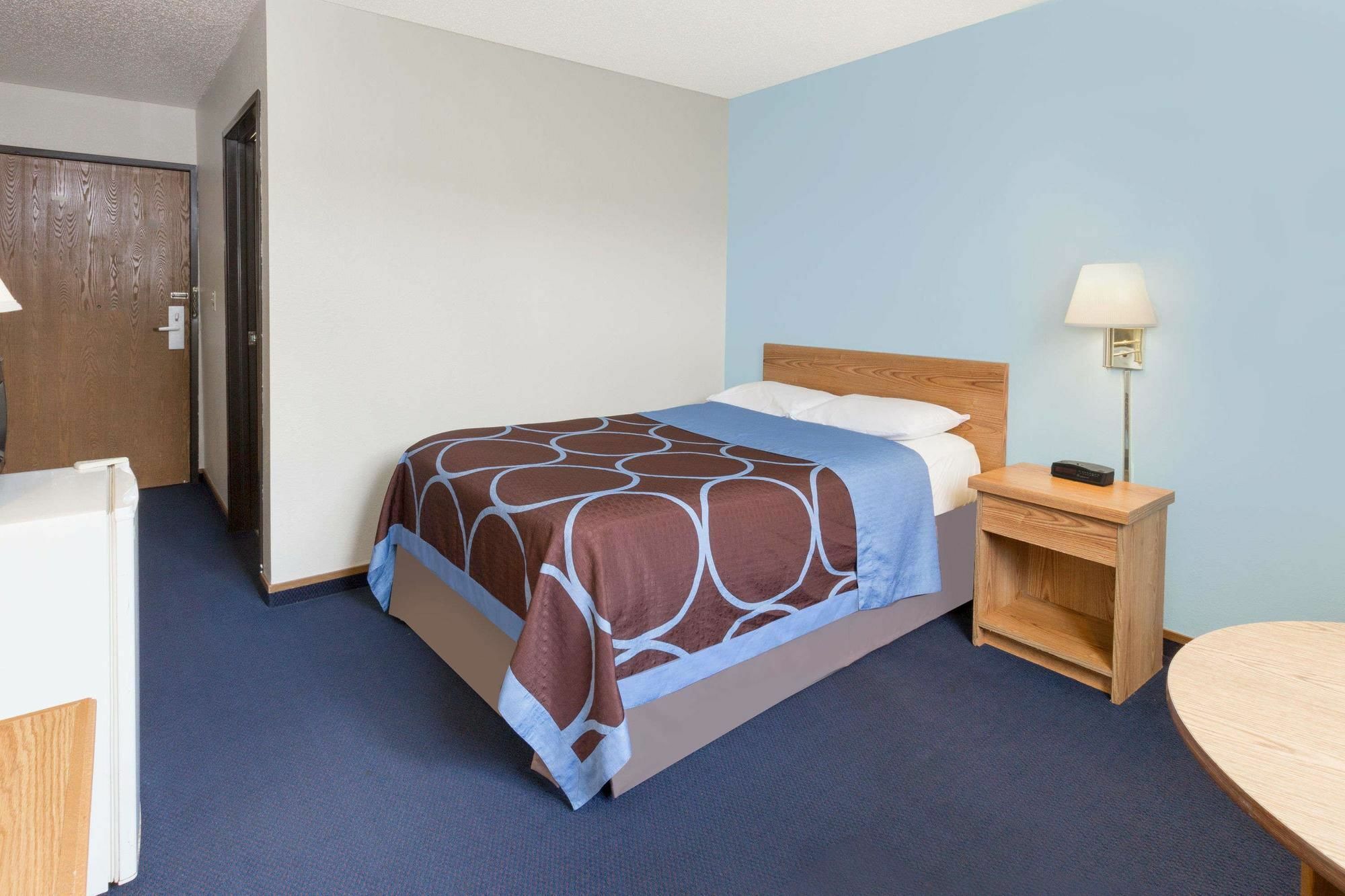 Super 8 By Wyndham Clinton Hotell Eksteriør bilde