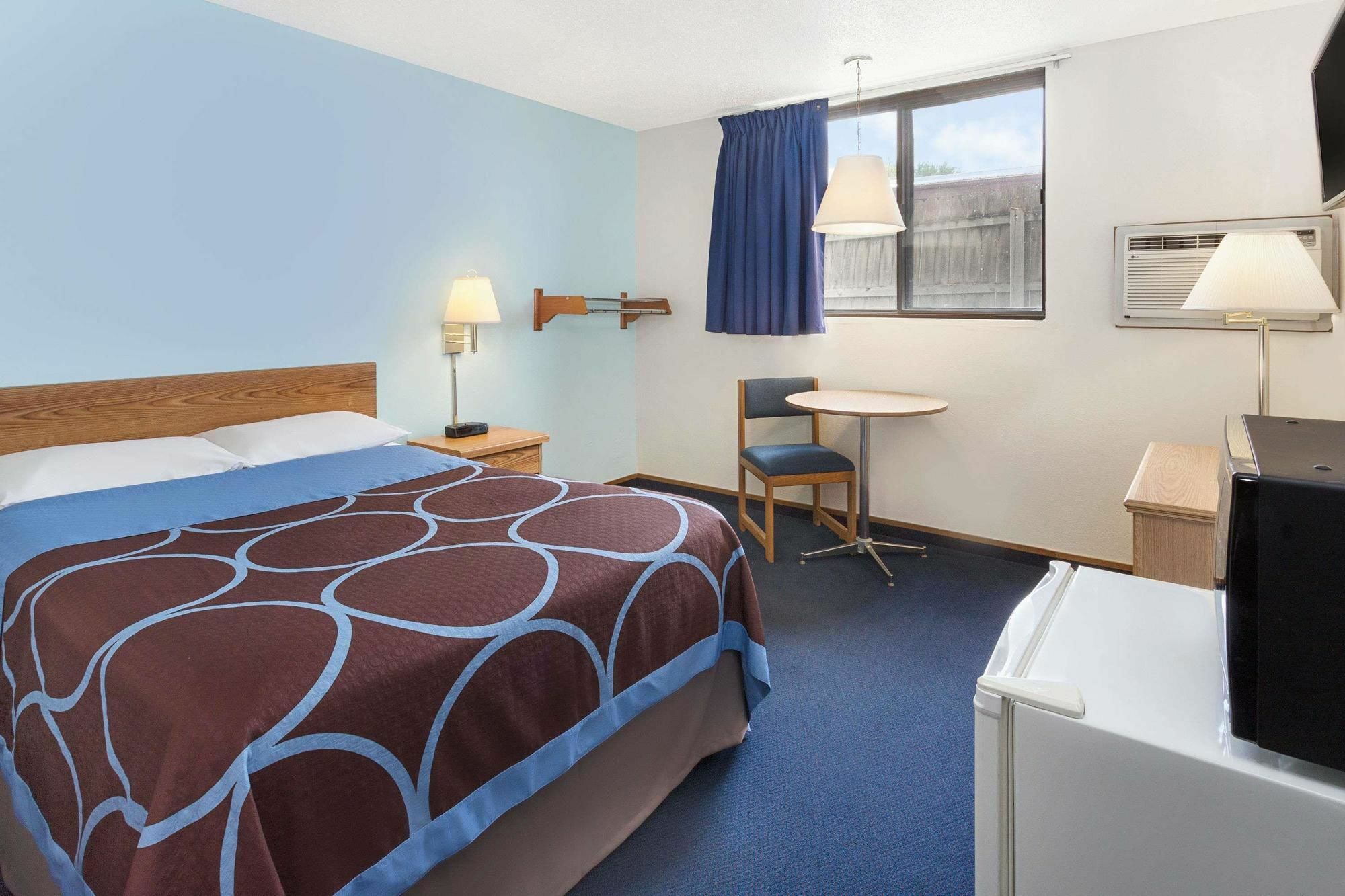 Super 8 By Wyndham Clinton Hotell Eksteriør bilde