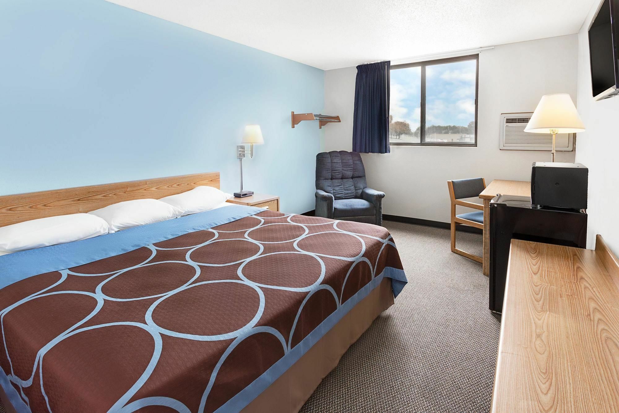 Super 8 By Wyndham Clinton Hotell Eksteriør bilde